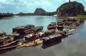 Repubblica Popolare della Cina. Case galleggianti sul Kwei Kiang a Kweilin.De Agostini Picture Library/C. Sauvageot