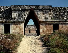Yucatan. L'arco di accesso al Quadrilatero delle Monache a Uxmal.De Agostini Picture Library/G. Dagli Orti