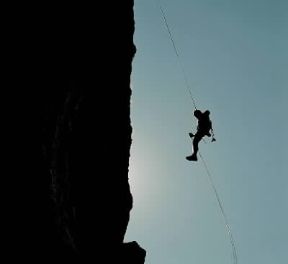 Alpinismo. Tecnica di calata a corda doppia.De Agostini Picture Library/R. Casarotto