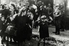 Antisemitismo. Lo sgombero dal ghetto di Varsavia di alcune famiglie ebree ad opera delle truppe tedesche, durante la II guerra mondiale.De Agostini Picture Library