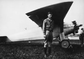 Charles Augustus Lindbergh ritratto accanto al suo monoplano Spirit of St. Louis.De Agostini Picture Library