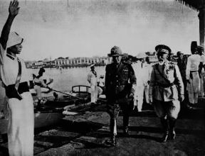 Emilio De Bono (a destra), sostituito da Pietro Badoglio al comando delle truppe italiane in Africa, viene da questi accompagnato all'imbarco per il rientro in patria.De Agostini Picture Library