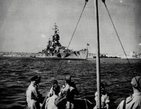II guerra mondiale. In accordo alle clausole dell'armistizio, la prima nave da guerra italiana entra nel porto di Malta.De Agostini Picture Library