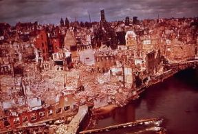 II guerra mondiale. Francoforte dopo i bombardamenti del 1944.De Agostini Picture Library