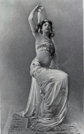 Mata Hari. La danzatrice olandese con il costume da bajadera.De Agostini Picture Library/G. Dagli Orti