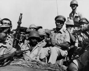 Moshe Dayan (al centro) fra soldati israeliani.De Agostini Picture Library