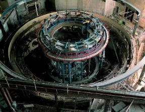 Plutonio. Alloggiamento di componenti nucleari al plutonio nel reattore nucleare di Creys-Malville (Francia).De Agostini Picture Library