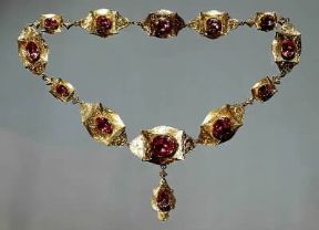 Collana d'oro e topazi rosa (sec. XIX).De Agostini Picture Library / A. Dagli Orti