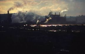 Inquinamento atmosferico provocato da un'acciaieria di Esch-sur-Alzette in Lussemburgo. De Agostini Picture Library/C. Sappa