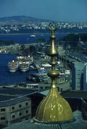 Istanbul . Veduta della cittÃ  con in primo piano un particolare della moschea di Yeni Cami (sec. XVII).De Agostini Picture Library/A. Vergani