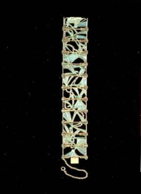 RenÃ© Lalique. Bracciale formato da dodici placchette in oro smaltato separate da baguettes di smeraldi.De Agostini Picture Library