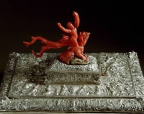 Corallo. Ramo di corallo intagliato raffigurante Nettuno a cavallo di un mostro marino (sec. XVI).De Agostini Picture Library / G. Nimatallah