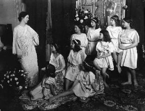 Isadora Duncan con le sue allieve.De Agostini Picture Library/G. Dagli Orti