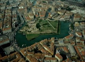 Livorno. Veduta aerea della Fortezza Nuova circondata dal Fosso Reale.De Agostini Picture Library/Pubbliaerfoto