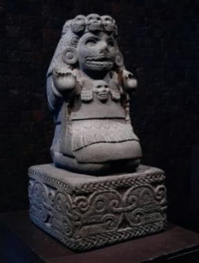 Aztechi. Statua della dea Caotlicue, sec. XV (CittÃ  di Messico, Museo Nazionale di Archeologia).De Agostini Picture Library / G. Dagli Orti