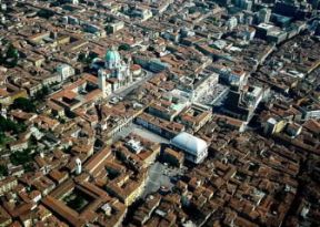 Brescia. Veduta aerea del centro storico con il duomo vecchio, la cosiddetta Rotonda, e il duomo nuovo.De Agostini Picture Library/Pubbliaerfoto