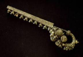 Fibula aurea etrusca proveniente da Marsiliana di Albegna (sec. VII a. C.; Firenze, Museo Archeologico).De Agostini Picture Library/G. Nimatallah
