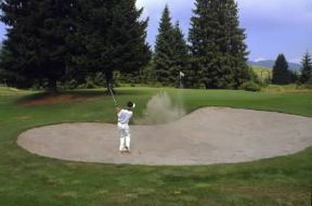 Golf. Un momento del gioco in cui il tiro in buca Ã¨ effettuato da un banco di sabbia.De Agostini Picture Library / G. Colliva