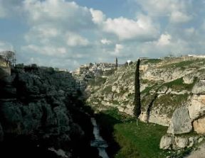 Gravina in Puglia. Veduta della gravina e sullo sfondo l'abitato.De Agostini Picture Library / G. Roli