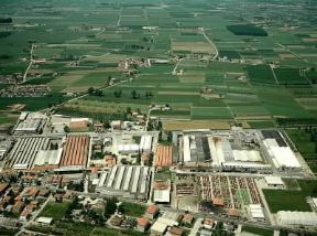 Italia . La zona industriale di Cento, in provincia di Ferrara.De Agostini Picture Library/Pubbli Aer Foto