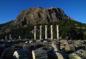 Priene. Il tempio di Atena Poliade del sec. IV a. C.De Agostini Picture Library/G. SioÃ«n