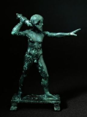 Zeus raffigurato in un bronzetto mentre lancia il fulmine (Atene, Museo Archeologico Nazionale).De Agostini Picture Library/G. Nimatallah