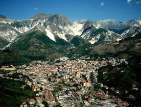 Carrara. Una veduta aerea della cittÃ  ai piedi delle Alpi Apuane.De Agostini Picture Library/Pubbliaerfoto