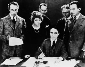 Charles Spencer Chaplin mentre firma l'atto di costituzione dell'United Artists nel 1919.De Agostini Picture Library