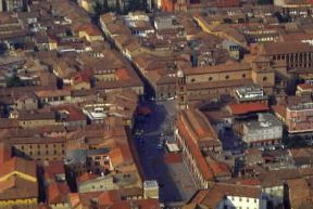 Faenza. Veduta aerea del centro storico.De Agostini Picture Library/G. P. Cavallero