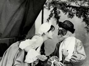 Carlo Goldoni. Una scena de La cameriera brillante in una rappresentazione del 1961 a Torino.De Agostini Picture Library