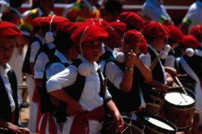 Baschi. Gruppo di bambini durante la sfilata di S. Firmino a Pamplona.De Agostini Picture Library/A. Vergani