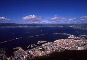 Gibilterra. Veduta del porto, protetto da due lunghi moli foranei che si protendono nella baia di Algeciras.De Agostini Picture Library/C. Sappa