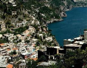 Campania. Veduta del pittoresco centro di Positano sulla costiera amalfitana.De Agostini Picture Library/G. Barone