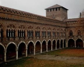 Pavia. Il cortile del castello visconteo, con una delle torri angolari.De Agostini Picture Library/A. Dagli Orti