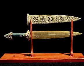 Pugnale e fodero in oro di arte sumera, proveniente dalle tombe reali di Ur (Baghdad, Iraq Museum).De Agostini Picture Library/M. Seemuller