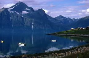 Scandinavia. Il Lyngenfjord dominato dai monti della penisola di Lyngen.De Agostini Picture Library / G. Roli