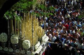 Spagna . Una processione durante la Settimana Santa a Siviglia.De Agostini Picture Library/C. Sappa