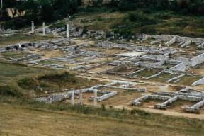 Abruzzo. Veduta dei resti archeologici di Alba Fucens.De Agostini Picture Library/L. Casadei