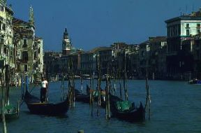 Gondola. Ormeggio a Canal Grande.De Agostini Picture Library / A. Vergani