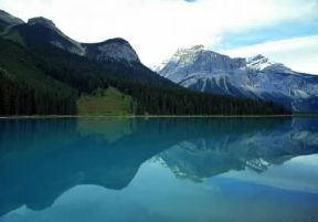 Montagne Rocciose. Il lago Emeralda in Canada e, sullo sfondo, il monte Michael. De Agostini Picture Library / G. Cappelli