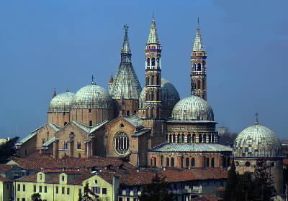 Padova . Le caratteristiche cupole della basilica di S. Antonio (sec. XII-XIV).De Agostini Picture Library/A. Vergani