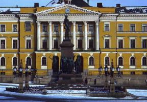 Helsinki. Il palazzo del governo e la statua di Alessandro II.De Agostini Picture Library / M. Bertinetti
