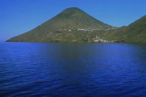 Isole Eolie. Veduta di monte dei Porri nell'isola di Salina.De Agostini Picture Library/M. Leigheb