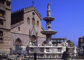 Messina. La fontana di Orione (sec. XVI) e la facciata del duomo, il cui impianto originario risale al sec. XII.De Agostini Picture Library/M. Leigheb