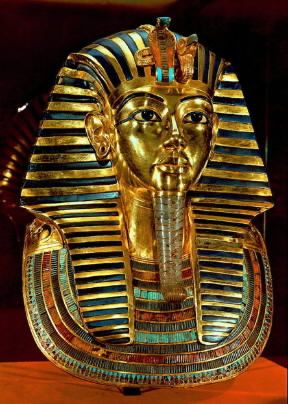 Tutankhamon raffigurato in una maschera funeraria (Il Cairo, Museo Egizio).De Agostini Picture Library