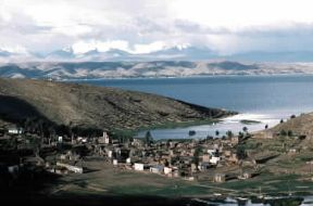 America. Veduta del villaggio di Duriqui sulle sponde del Lago Titicaca in Bolivia.De Agostini Picture Library/G. SioÃ«n