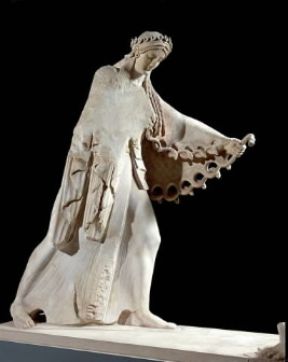 Atena Poliade, dalla gigantomachia che decorava il frontone del tempio sull'Acropoli dedicato al suo culto.De Agostini Picture Library / G. Nimatallah