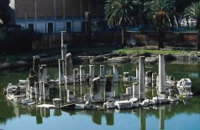 Bradisismo . Il tempio di Serapide a Pozzuoli, interessato da movimenti bradisismici.De Agostini Picture Library/A. Dagli Orti