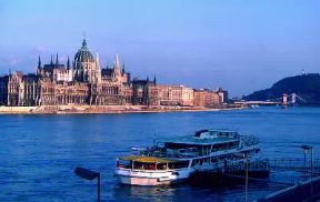 Budapest. Il palazzo del Parlamento eretto (1883-1906) sulle rive del Danubio nell'antica Pest.De Agostini Picture Library