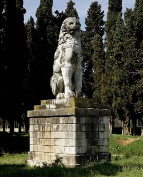 Cheronea. Il leone in marmo che si erge sulla tomba dei caduti macedoni.De Agostini Picture Library/G. Dagli Orti